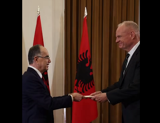 Ambasadori amerikan Eric Wendt i dorëzon kredencialet Begajt