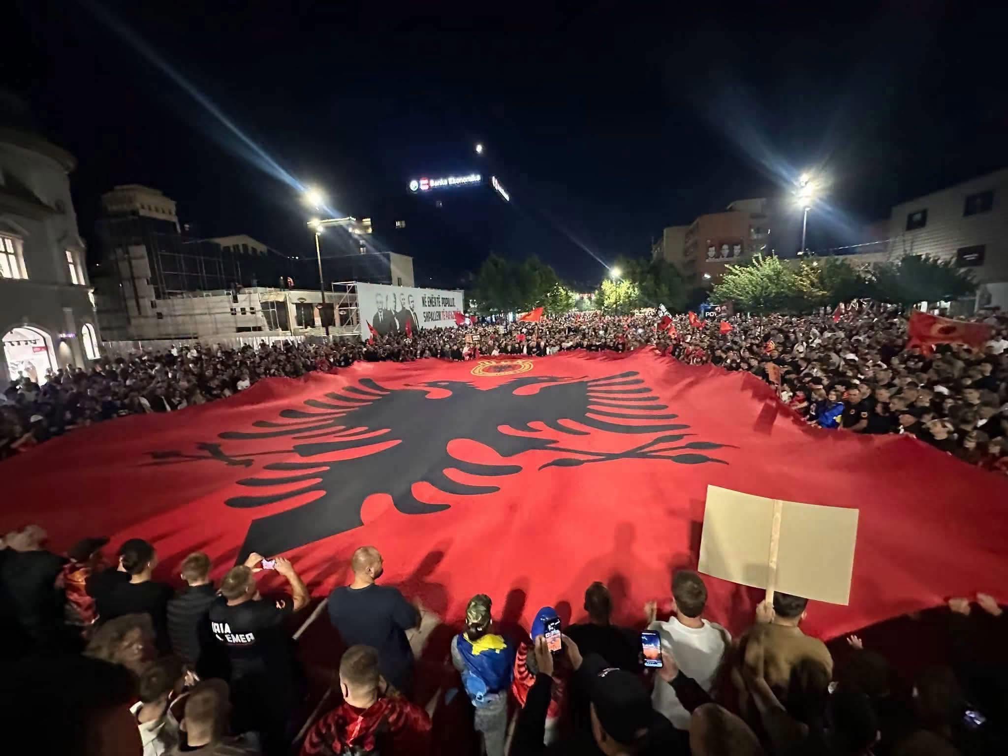 Kundërshtimi i vendimit të Hagës, thirrje për natën e tetë të protestës në Prishtinë