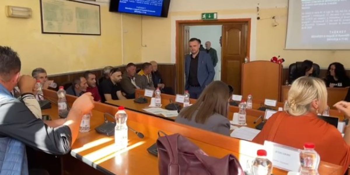 Banorët kundërshtojnë dhënien në shfrytëzim të 99 hektarëve në Kçiq, Peci mbron procedurën