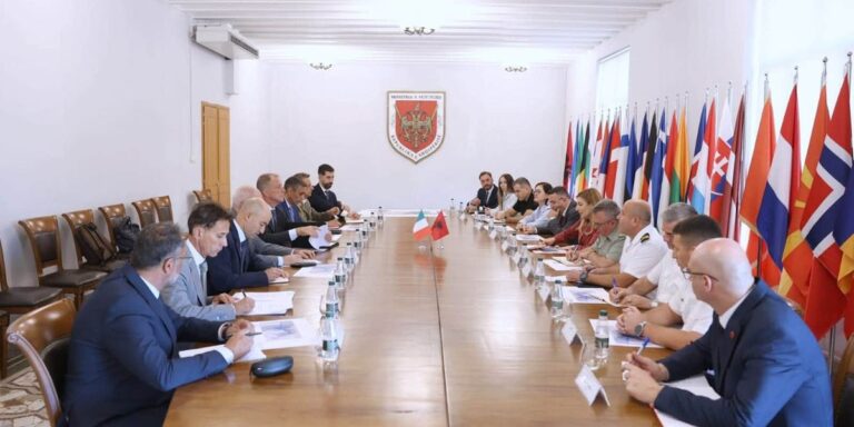 Delegacioni ushtarak italian inspekton Porto Romanon për projektin e portit ushtarak