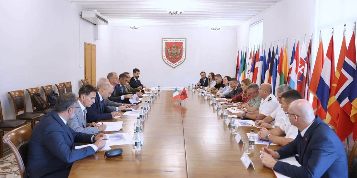 Delegacioni ushtarak italian inspekton Porto Romanon për projektin e portit ushtarak