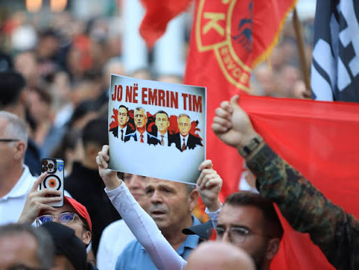 Musliu kërkon ndriçimin e ndërtesës së Qeverisë me mesazhin “Jo në emrin tim”