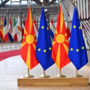 Flamujt e Bashkimit Evropian dhe Maqedonisë së Veriut