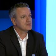 Deputeti i LDK-së, Arben Gashi, gjatë paraqitjes në Debat Plus