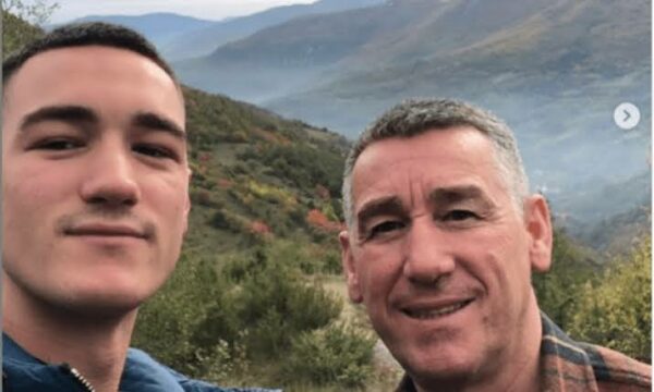 Djali i Kadri Veselit rrëfen momentin kur iu takuan sytë në Hagë: “Perdet u hapën, pashë babin tim…”