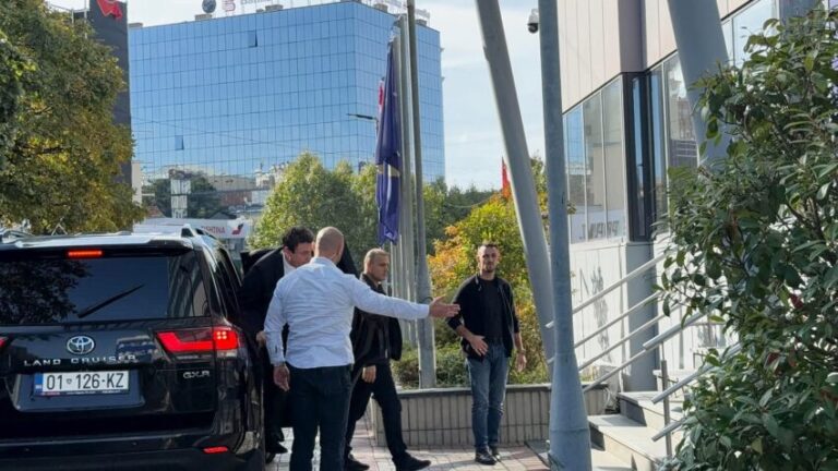 Kurti hyn në Qeveri pa u përgjigjur për projektligjin për Specialen