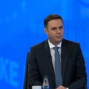 Lumir Abdixhiku gjatë intervistës në emisionin ‘Adresa’ të Kanal 10
