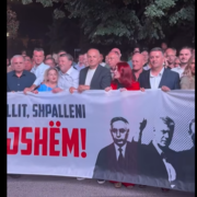 Pjesëmarrësit në aktivitetin Ora e pritjes në Gjakovë me pankartë mbështetëse për ish-krerët e UÇK-së