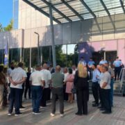 Deputetë, asamblistë dhe aktivistë të PDK-së dhe Aleancës para ndërtesës së Qeverisë së Kosovës