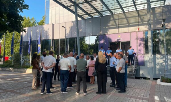 PDK dhe Aleanca vazhdojnë aksionin para Qeverisë, u bashkohen përfaqësues nga Anamorava