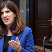 Ganimete Musliu pranë një dere takimi dhe dosjes për presidentin