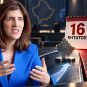 Ganimete Musliu pranë kalendarit të shënuar 16 shtator dhe konturit të Kosovës