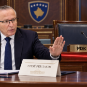 Bedri Hamza pranë karriges së nënkryetarit të shënuar PDK dhe ftesës për takim