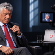 Hashim Thaçi në ekran televiziv pranë kalendarit të shënuar 16 shtator