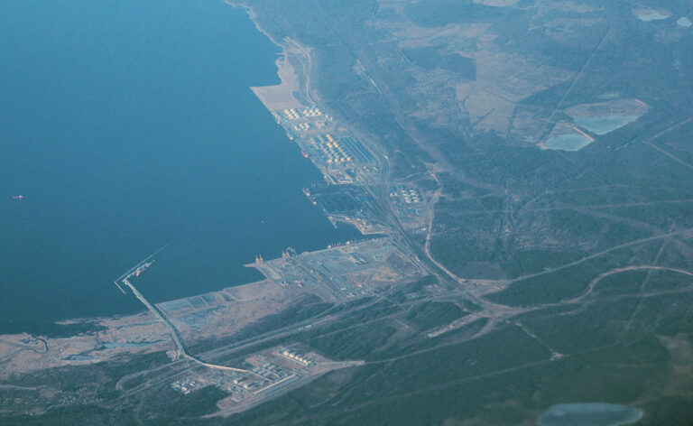 Zjarr në portin rus të Ust-Lugës pas një sulmi me dronë