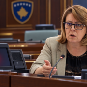 Hykmete Bajrami pranë panelit të votimit për nënkryetarët e Kuvendit