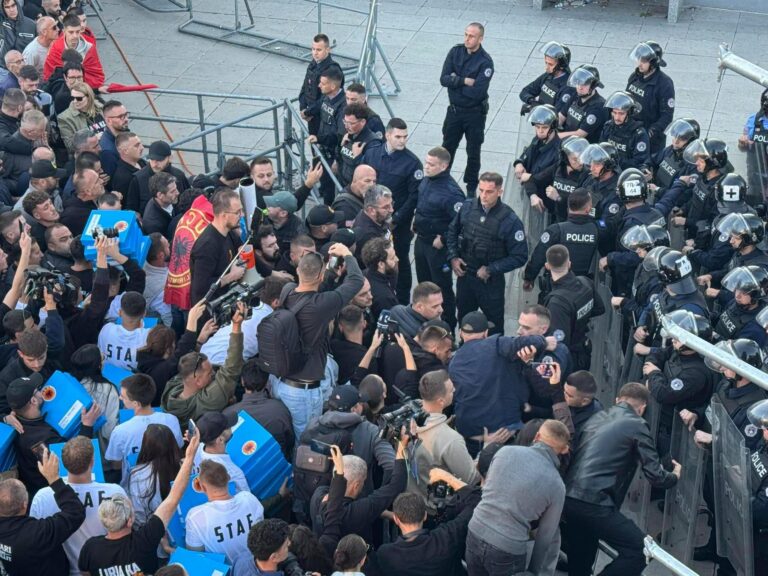 Kryhet protesta masive, fëmijët e dëshmorëve i çojnë në Qeveri pakot me projektligjin e Speciales brenda
