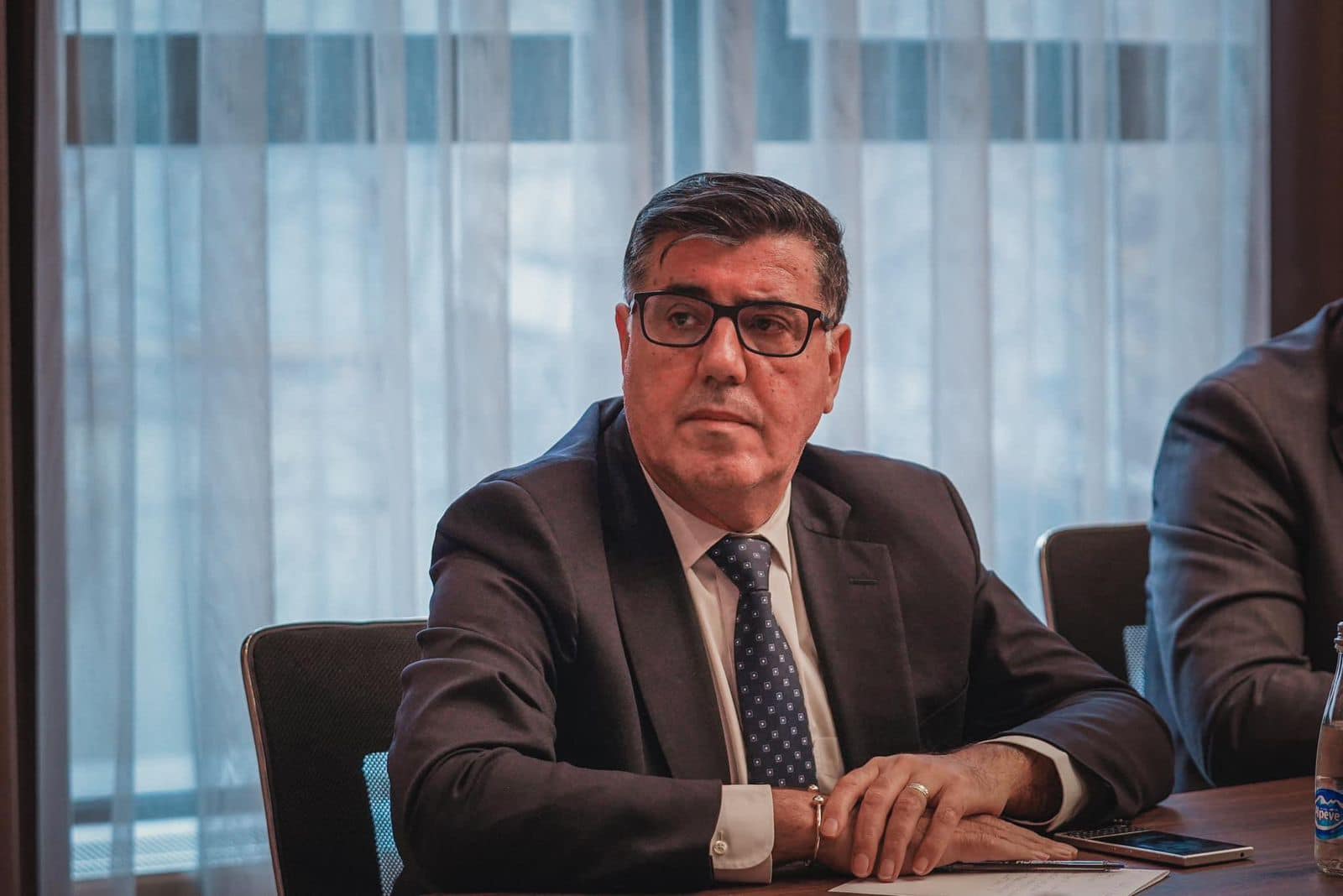 Haziri për presidentin: “Mos na ndani, ne jemi 18”