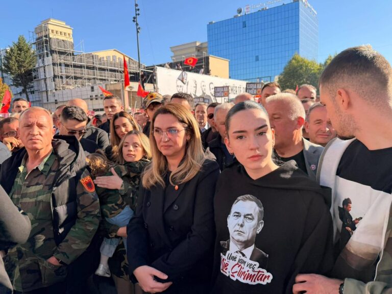 Familjarët e Thaçit, Veselit, Krasniqit dhe Selimit në shesh për protestën “Jo në emrin tim”