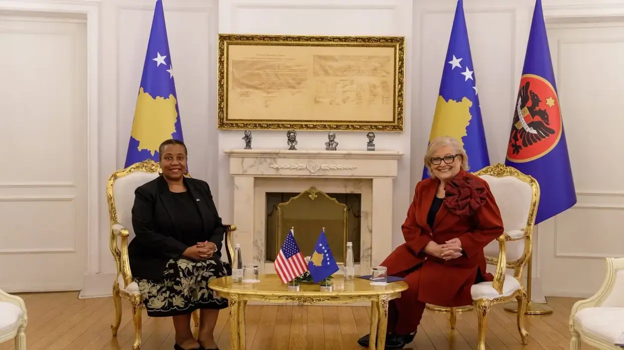Ambasada amerikane veçon prioritetet me Shiroka Pulën
