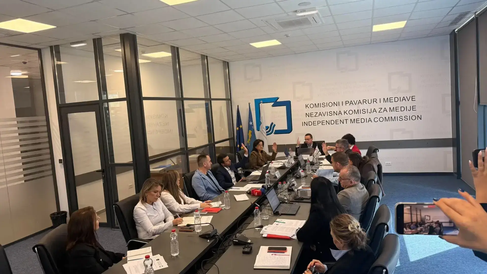 KPM-ja lejon radion eksperimentale të Policisë, me kufizime komerciale