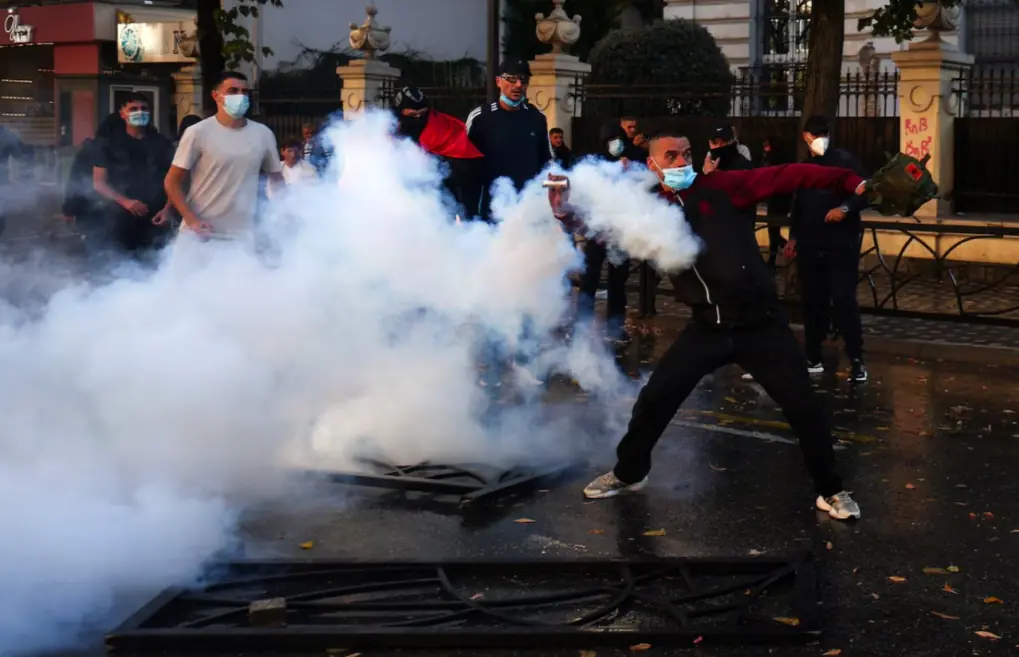 Policia u kërkon protestuesve në Tiranë distancim nga të maskuarit
