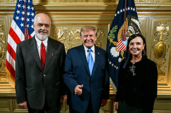 Rama publikon foto me Trump, ironizon kritikët për takimin