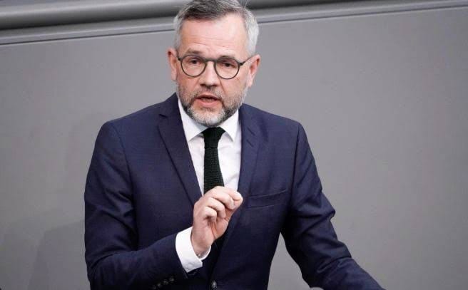 Roth: BE-ja të ndalë paratë për Serbinë pas deklaratës për Prizrenin