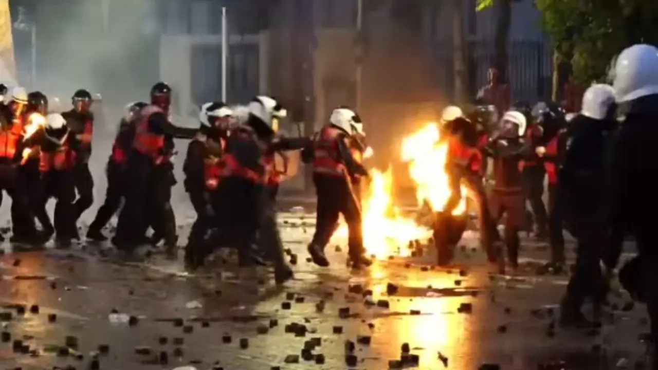 Molotovë mes policëve në Tiranë, dy përfshihen nga flakët