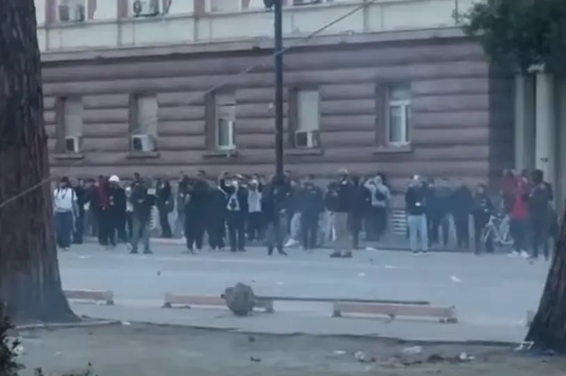 Molotovë drejt Kryeministrisë, policia përdor edhe plumba gome