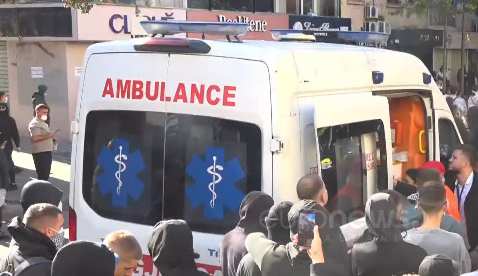 Protesta në Tiranë, ambulanca transporton një të lënduar