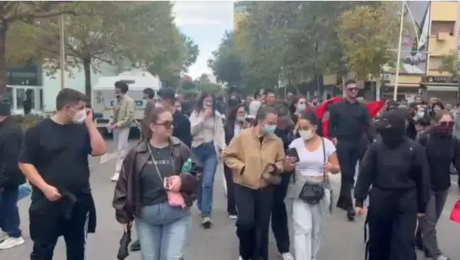 Sindikata e artistëve i bashkohet protestës studentore para Kryeministrisë