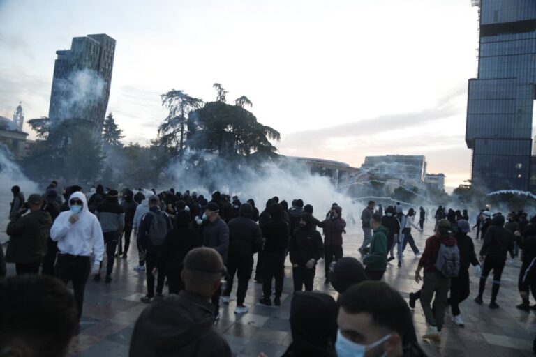Pas protestës në Tiranë, 23 të arrestuar dhe 30 në kërkim
