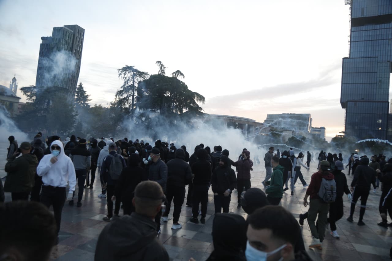 Pas protestës në Tiranë, 23 të arrestuar dhe 30 në kërkim