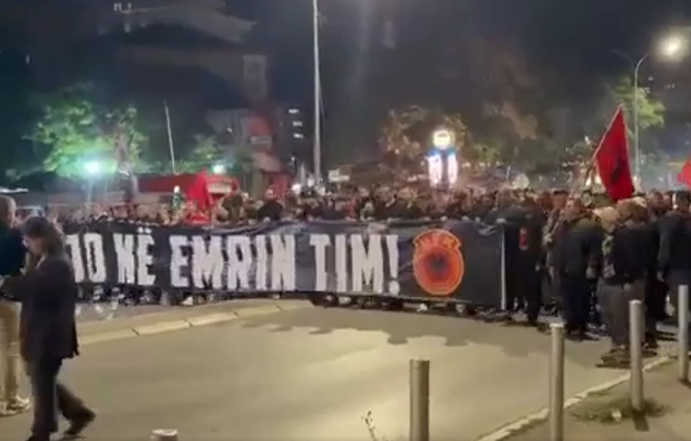 Protestuesit lexojnë emrat e 110 deputetëve te Kuvendi